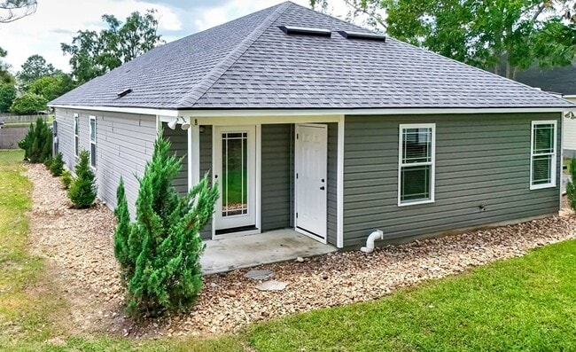 Building Photo - 205 Grove Pointe Dr