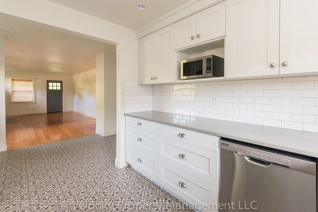 Building Photo - Charming Westside Bungalow Blocks from Dow...