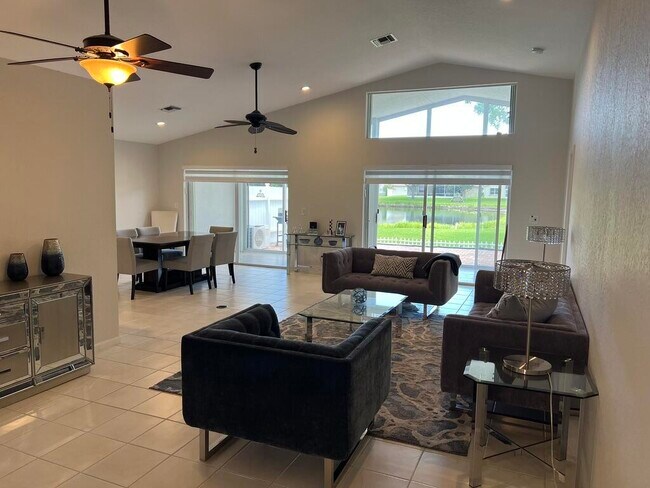 Building Photo - 10596 Sunset Isles Ct