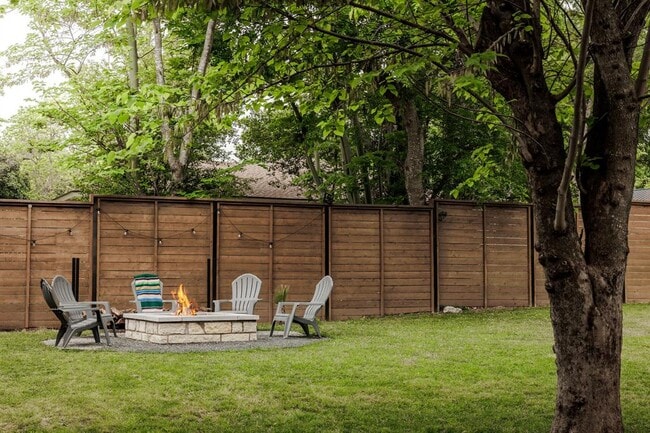 Foto del edificio - 9101 Heatherwood Dr