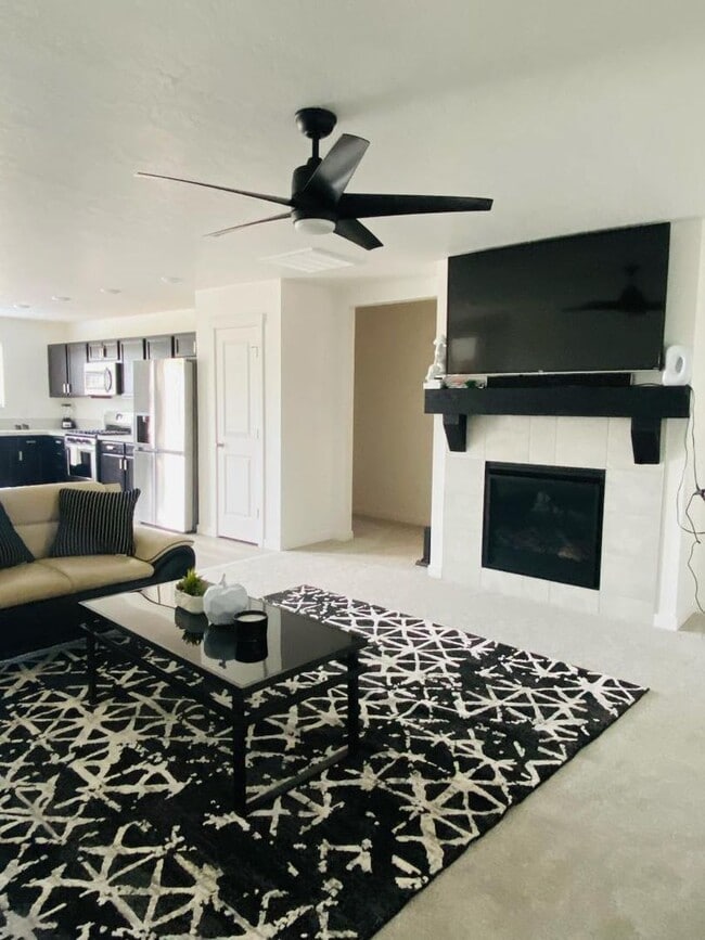 Building Photo - Half Off First Months Rent!- Unfurnished H...