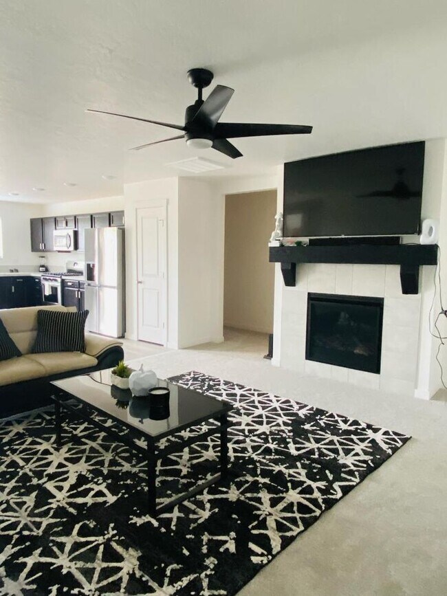 Foto del edificio - Half Off First Months Rent!- Unfurnished H...