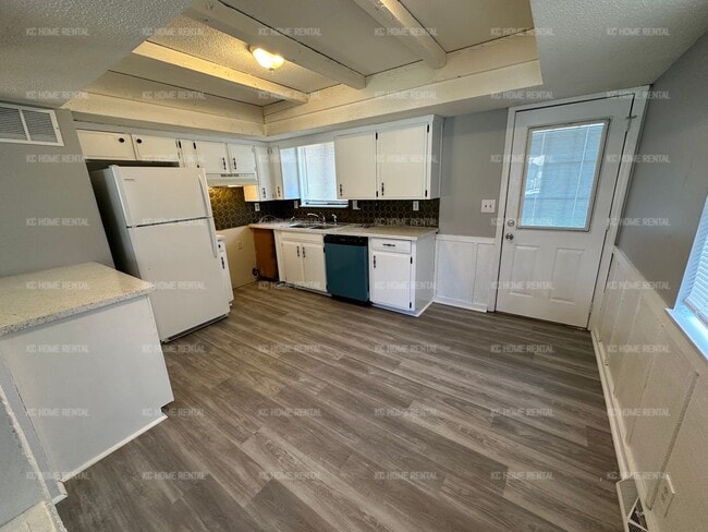 Building Photo - Charming 2 bedroom 1.5 bath townhome in KCK!!