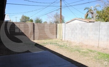 Building Photo - 462 E Royal Palms Dr