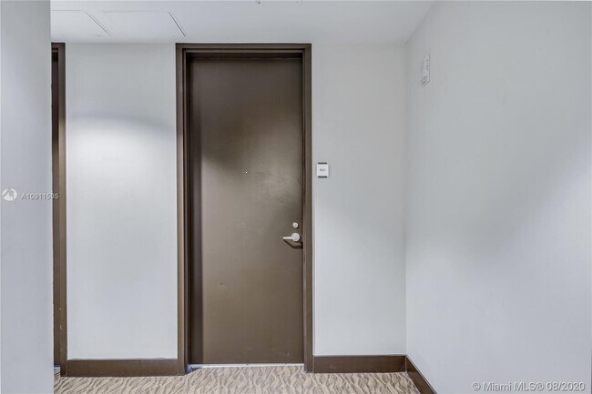 Building Photo - 1111 SW 1st Ave 1025-N Miami Fl 33130