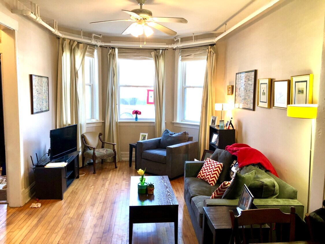 Living room - 2135 W Thomas St