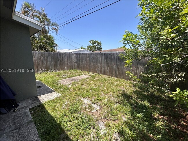 Foto del edificio - 3070-3072 NW 12th Ct