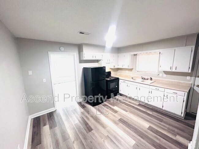 Foto del edificio - 3341 Pinewood Ave