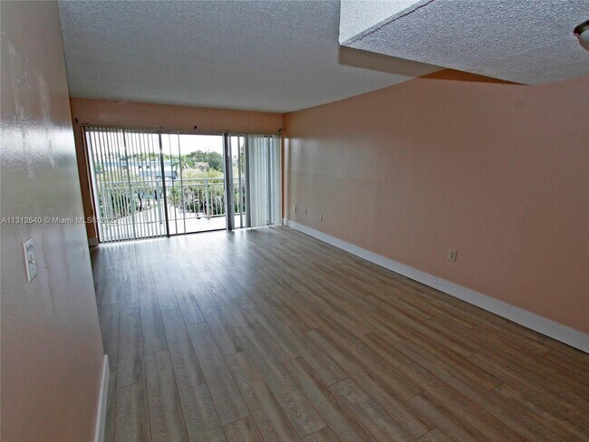 Foto del edificio - 9351 Fontainebleau Blvd