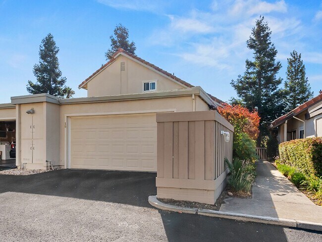 Foto del edificio - Townhouse-Style Single-Family