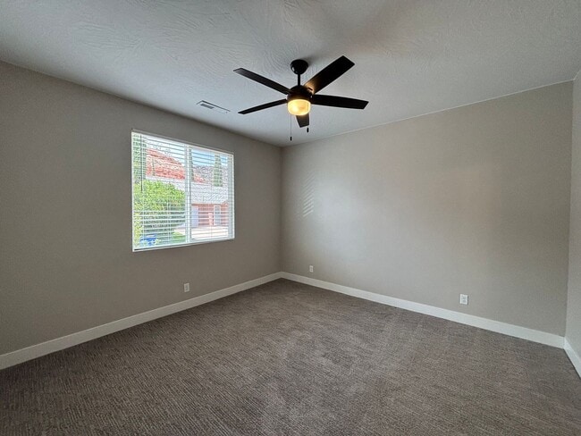 Building Photo - SPACIOUS HOME FOR RENT!