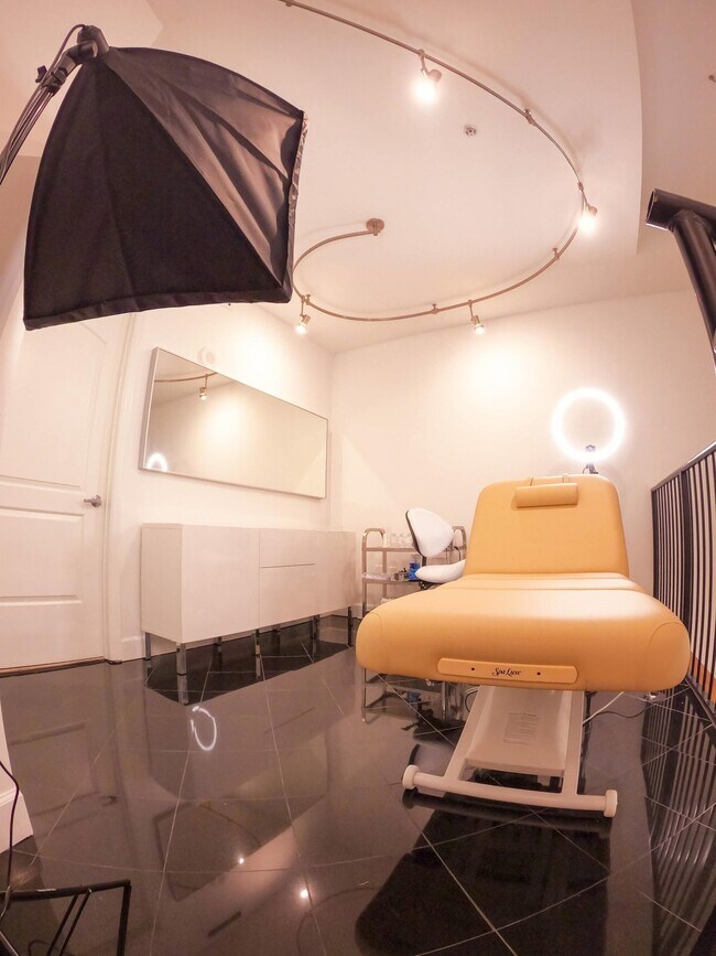 Building Photo - 801 S Olive Ave