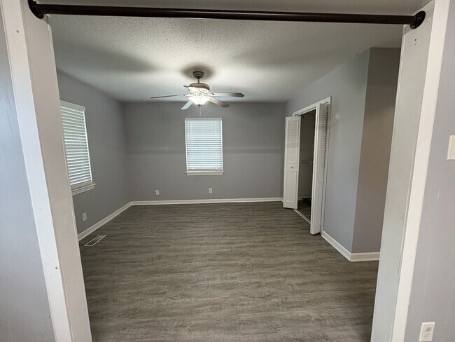 Foto del edificio - 4240 Crestview Dr