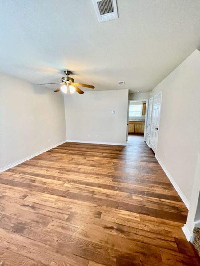 Foto del edificio - 2 bedroom townhome in Moody, Texas.