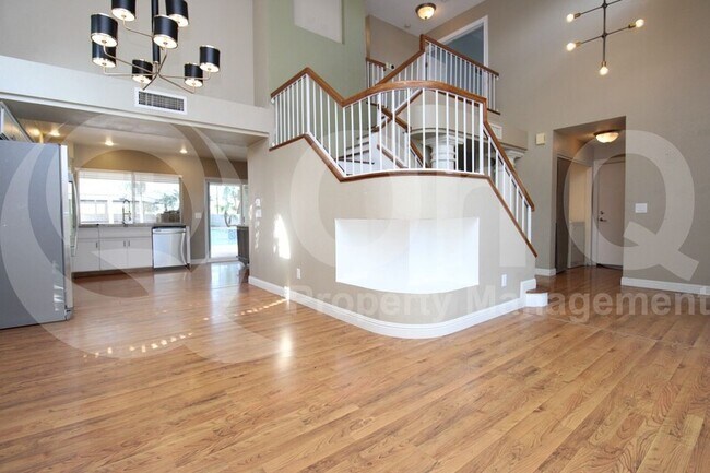 Foto del edificio - 850 N Valencia Dr