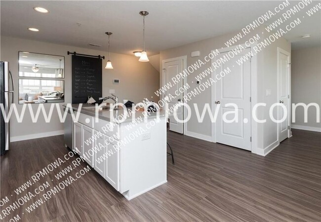 Foto del edificio - UPDATED!! 2 Bedroom, 2.5 Bath Townhome in ...