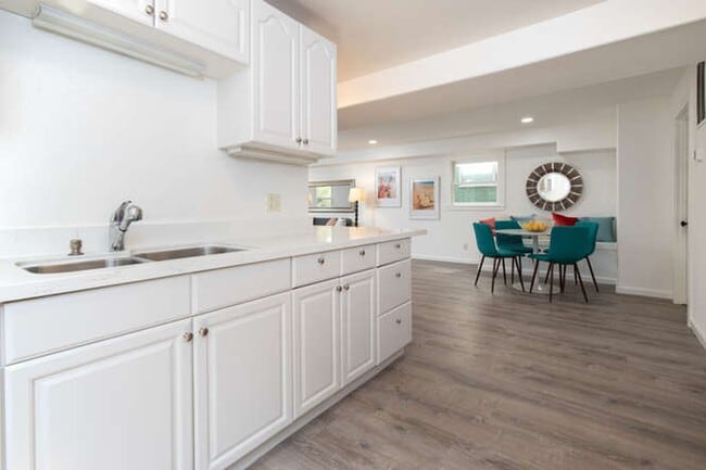 Building Photo - 4427 View St