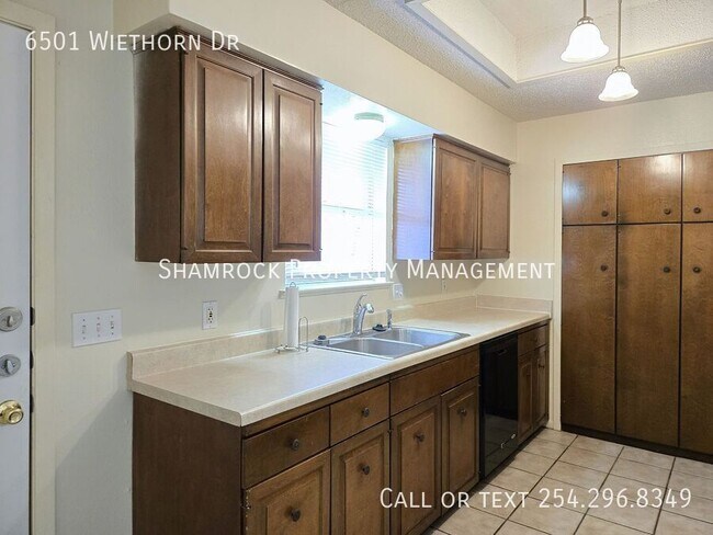 Building Photo - 3/2 Duplex in Midway ISD!