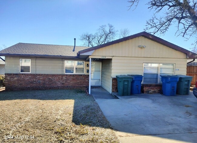 2 bed, 1 bath duplex house in Edmond with central heat and air next to UCO campus - 2 bed, 1 bath duplex house in Edmond with central heat and air next to UCO campus