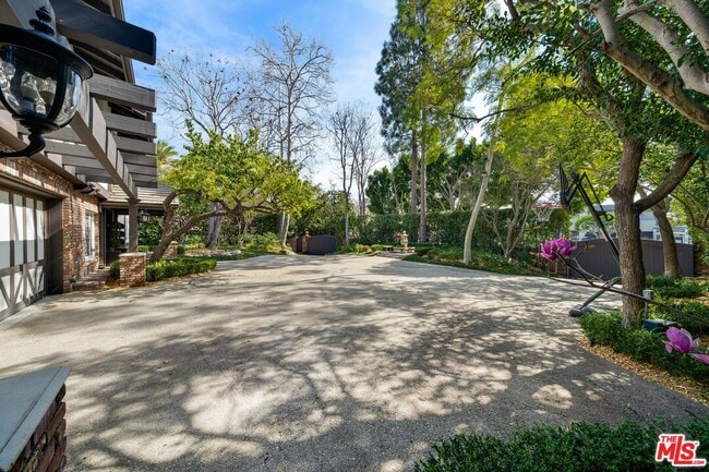 Building Photo - 13037 San Vicente Blvd