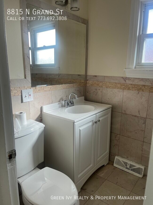 Building Photo - Spacious 3 bd 1.5 bth Townhome in Niles!