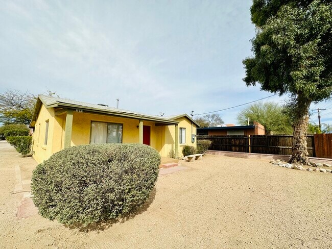 Foto del edificio - Rare Find 2/1 House IN DESIRED CENTRAL ARE...