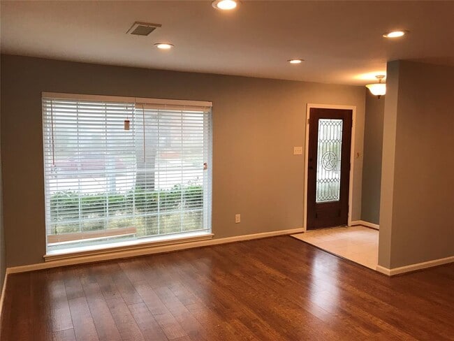 Building Photo - 500 N Post Oak Ln