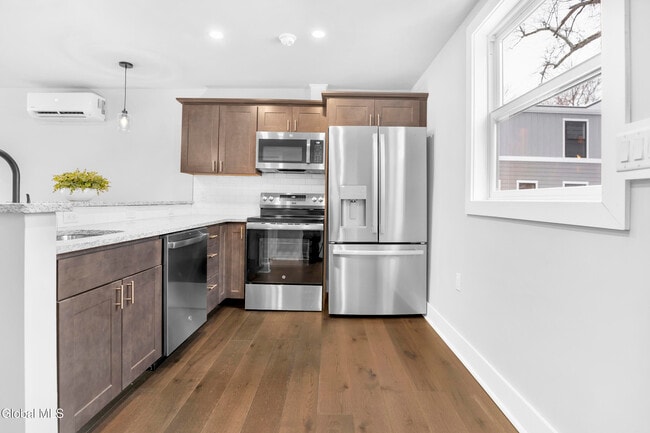 Foto del edificio - 103 E High St