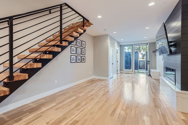 Foto del edificio - Stunning 3-Bedroom, 3.5-Bathroom Townhouse...