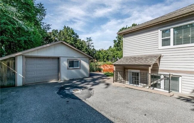Building Photo - Basement-74 Peel St Barrie Ontario L4M 3L4