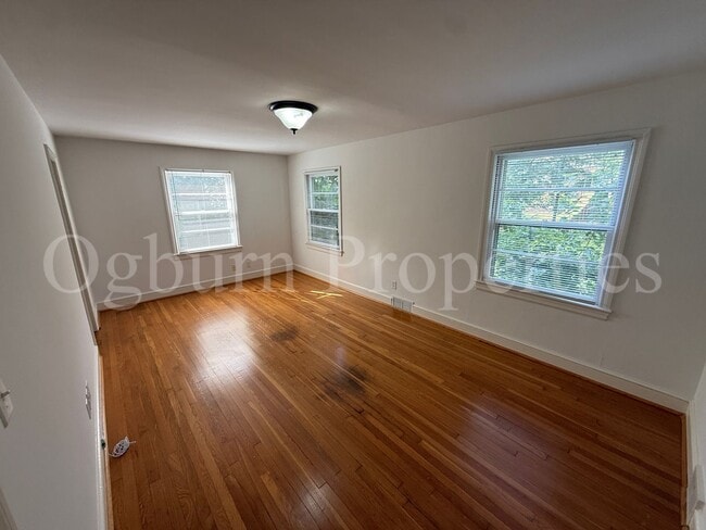 Building Photo - 2403 Lyndhurst Ave