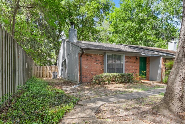 Building Photo - 2035 Gardenbrook Ln