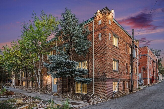 Building Photo - Walkable Capitol Hill Condo | Parking Included
