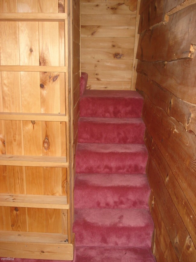 Building Photo - 3 br, 1 bath Duplex - Log Cabin Apartment A