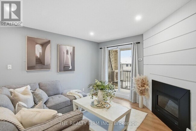 Building Photo - 735 Deveron Crescent