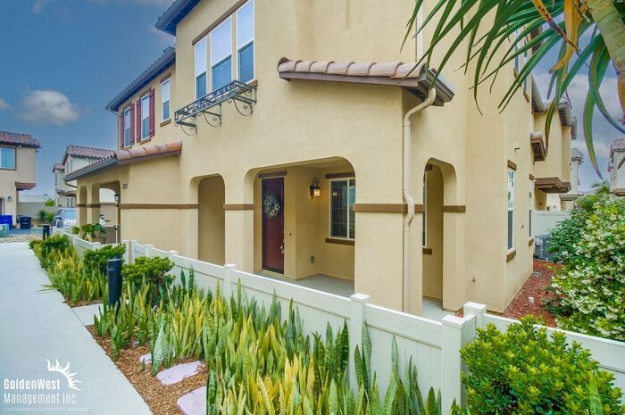 Primary Photo - Stunning 3Bdm 2.5Ba Townhome in the Montec...