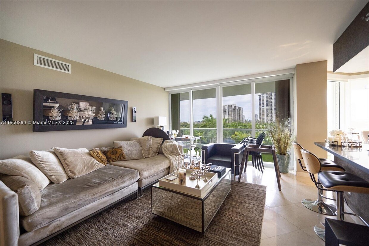 Foto principal - 7000 Island Blvd