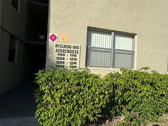 Building Photo - 1800 N Lauderdale Ave