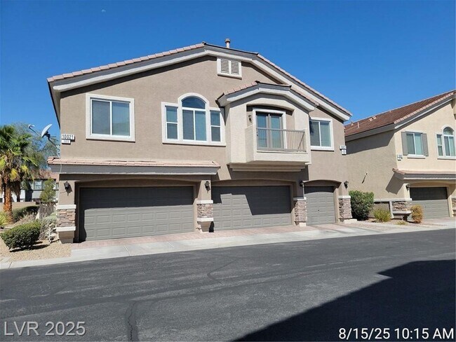 Building Photo - FANTASTIC TOWNHOME - POPULAR FLOORPLAN!! M...