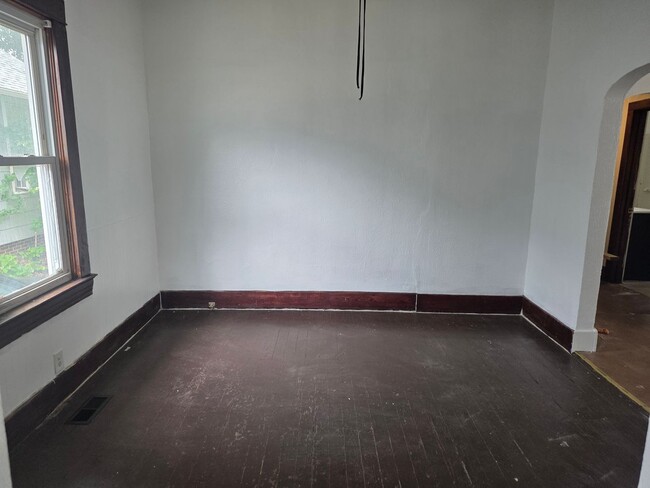 Building Photo - 2 Bedroom 1 Bath Home $1000.00