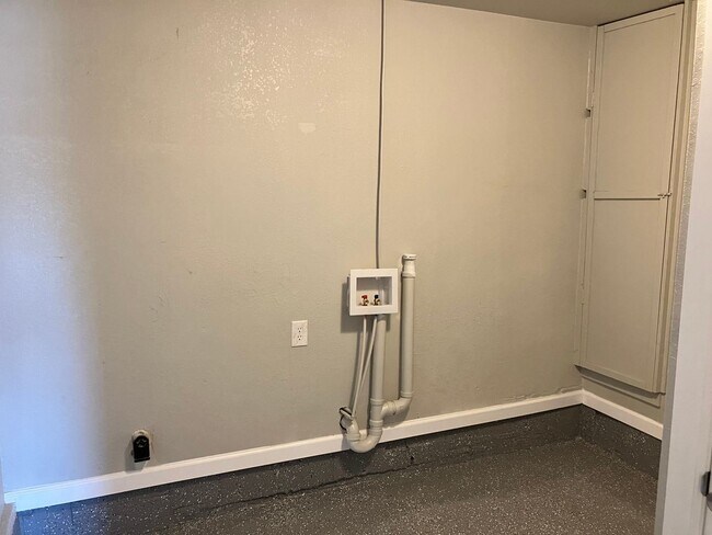 Foto del edificio - 3 br, 1 bath House - 1231 NE 36th St