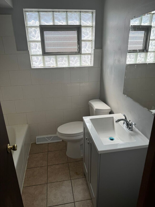 Building Photo - Newly Renovated 3 bedrrom 1.5 bathroom