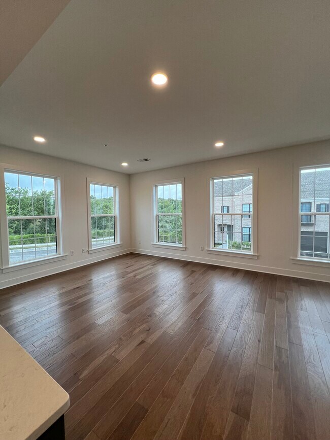 Foto del edificio - 330 E Lake St