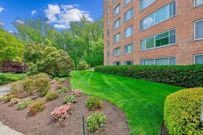 Foto del edificio - 4200 Cathedral Ave NW