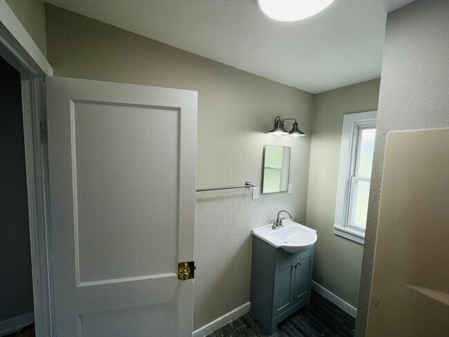 Foto del edificio - Fall 2024 remodel! Brand new cabinets, countertops, vanity etc!