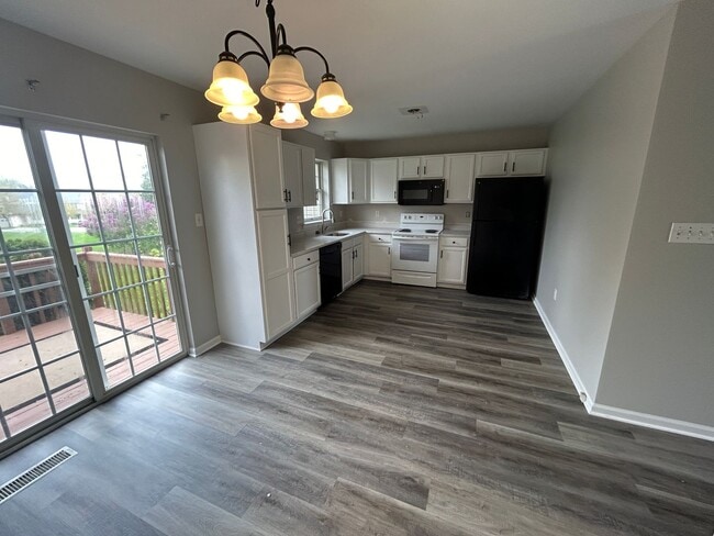 Building Photo - Updated Townhome