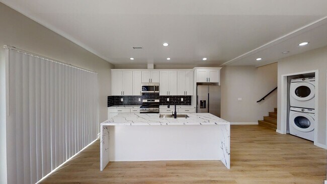 Building Photo - 5171 La Dorna St