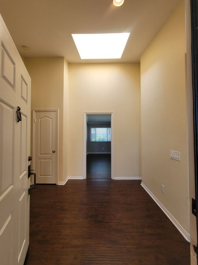 Building Photo - Beautiful 3 Bedroom, 2.5 Bathroom Home wit...