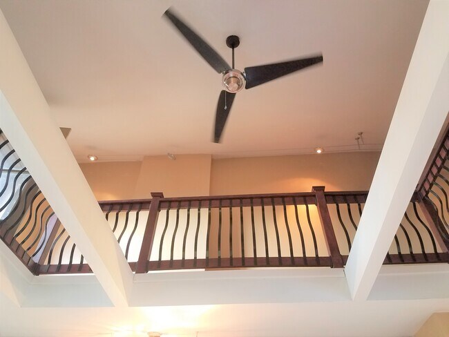 Super-efficient reversible ceiling fan - 1877 Walker St