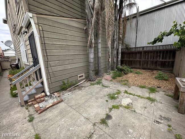 Building Photo - 2 br, 1.5 bath Duplex - 2012 Curtis St